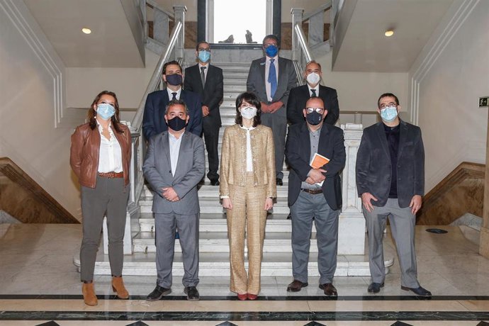Pilar Llop, presidenta del Senado, con algunos de los participantes en la presentación del libro, entre ellos Víctor Meseguer