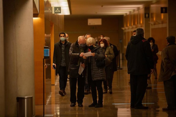 Varias personas acuden al concierto 'Jordi Savall. Un Nadal a Versalles' en el Auditorio de Barcelona, Catalunya (España), a 14 de diciembre de 2020, entre medidas sanitarias y con una reducción del aforo del 50%.