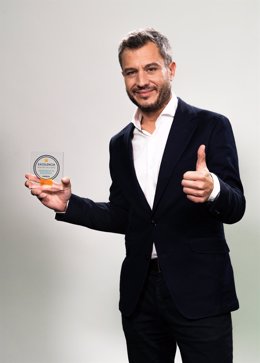 El director de Marketing y Estrategia Digital de Ibercaja, Nacho Torre, con el premio.