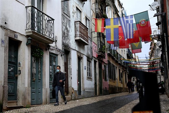 Un hombre con mascarilla en Lisboa