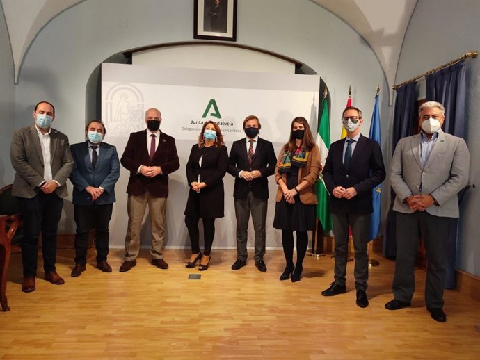La consejera de Agricultura, Ganadería, Pesca y Desarrollo Sostenible, Carmen Crespo (cuarta por la izda.), y el presidente de la Diputación de Córdoba, Antonio Ruiz (tercero), tras la firma de los convenios.