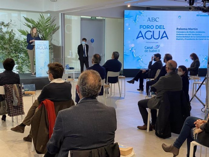 La consejera de Medio Ambiente de la Comunidad de Madrid, Paloma Martín, informa en el Foro ABC del sistema de telelectura permitirá saber de modo instantáneo el consumo de agua del Canal de Isabel II en el móvil