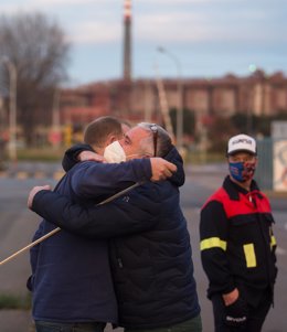 El presidente del Comité de Empresa de Alcoa San Cibrao, José Antonio Zan, abraza a un trabajador jubilado tras conocer la anulación del TSXG del ERE de la empresa, en Cervo, A Mariña, Lugo, Galicia (España), a 17 de diciembre de 2020. 