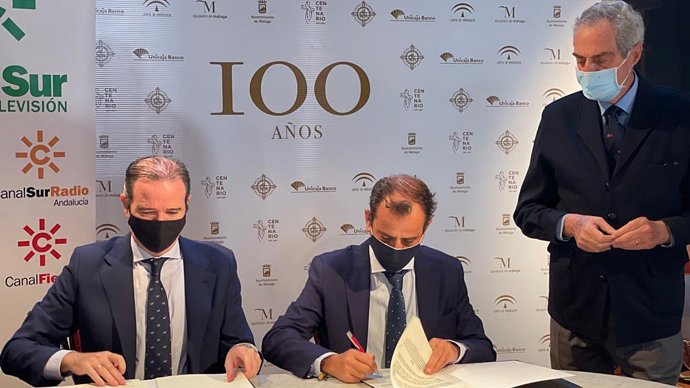 Frima del convenio de colabroación entre RTVA y la Agrupación de Cofradías de Málaga