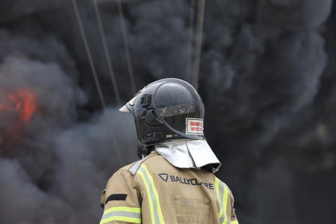 Bomberos intervienen en un incendio en Dos Hermanas
