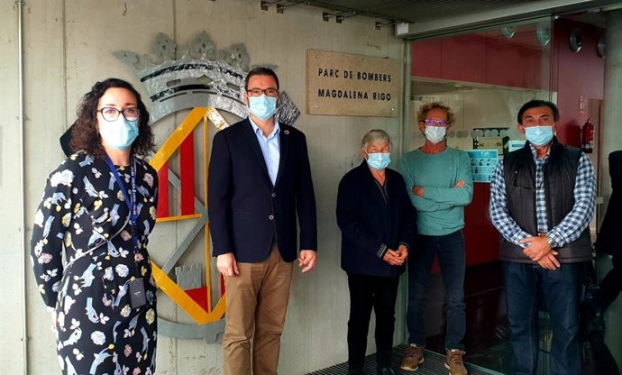 El alcalde de Palma, José Hila; la concejala de Seguridad Ciudadana, Joana María Adrover, y representantes de la corporación junto a la placa en homenaje a la bombera Magdalena Rigo.