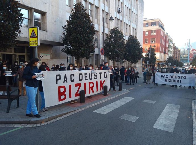 Personal de Osakidetza y usuarios se manifiestan contra el cierre nocturno del PAC de Deusto