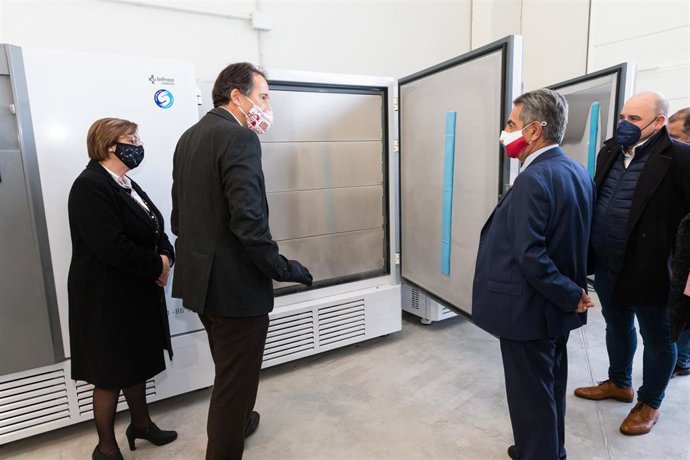 El presidente de Cantabria, Miguel Ángel Revilla, acompañado por el consejero de Obras Públicas, José Luis Gochicoa, visita en el Puerto de Laredo las instalaciones donde se ubican por ahora  los ultracongeladores para conservar las vacunas del COVID19