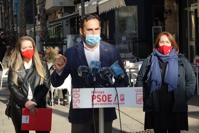 El portavoz socialista en el Ayuntamiento de Málaga, Daniel Pérez, junto las ediles Alicia Murillo y Carmen Martin.