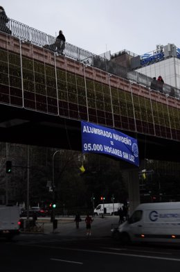 Fridays For Future Madrid descuelga una pancarta sobre las luces de Navidad en denuncia de la pobreza energética