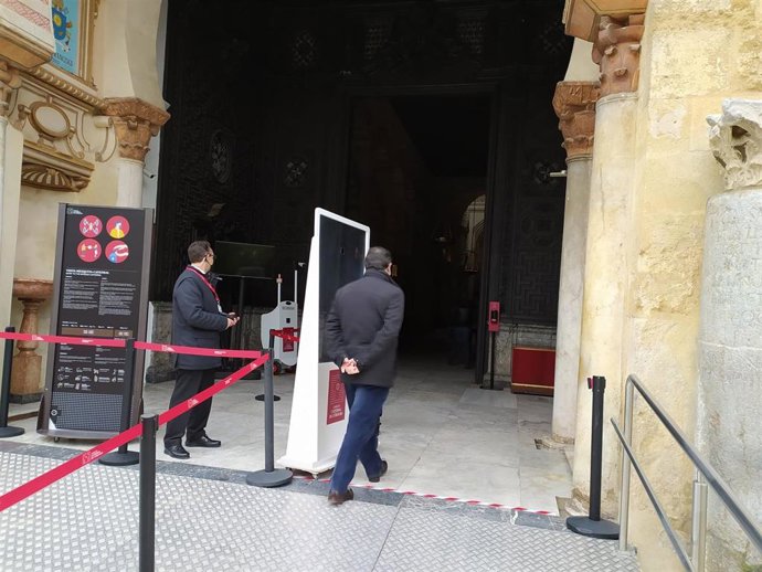 Un visitante entra a la Mezquita-Catedral de Córdoba en su reapertura este viernes.