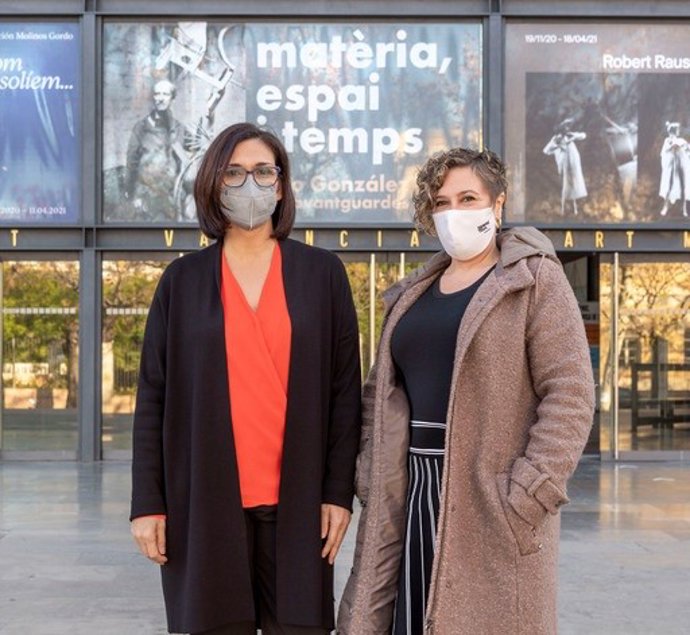 La secretaria autonómica de Cultura y Deporte, Raquel Tamarit, y la directora del IVAM, Nuria Enguita, han presentado la oferta  expositiva del próximo año de las dos sedes del museo: Centro Julio González de Valncia y Alcoy.