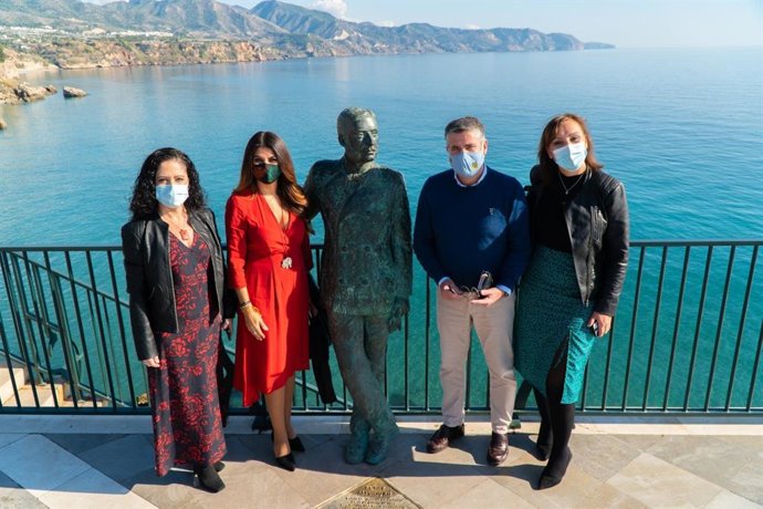 La delegada territorial de Turismo, Regeneración, Justicia y Administración Local en Málaga, Nuria Rodríguez, con el alcalde de Nerja