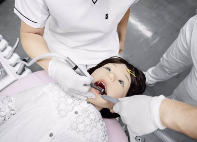 Robot humanoide para que practiquen los dentistas