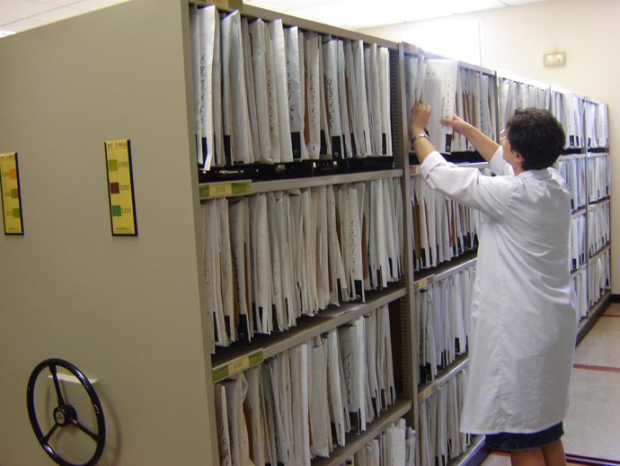 Imagen del antiguo archivo en papel del Hospital de Poniente
