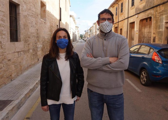 La portavoz de Més per Llucmajor en el consistorio, Maria Barceló, y el regidor Miquel Serra.