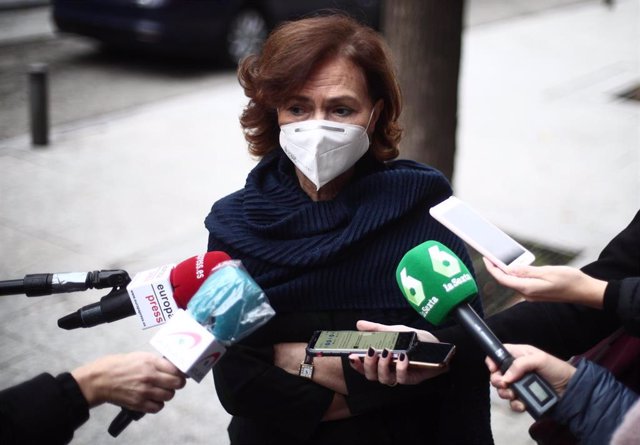La vicepresidenta primera, Carmen Calvo, atendiendo a los periodistas antes de entrar en el acto