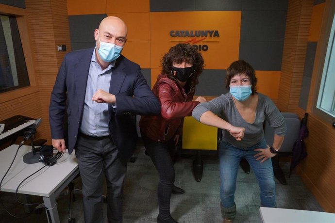 Programa 'Tast Vertical' con la consellera de Agricultura, Teresa Jord, y la presentadora, Empar Moliner, junto al director de Catalunya Rdio, Saül Gordillo