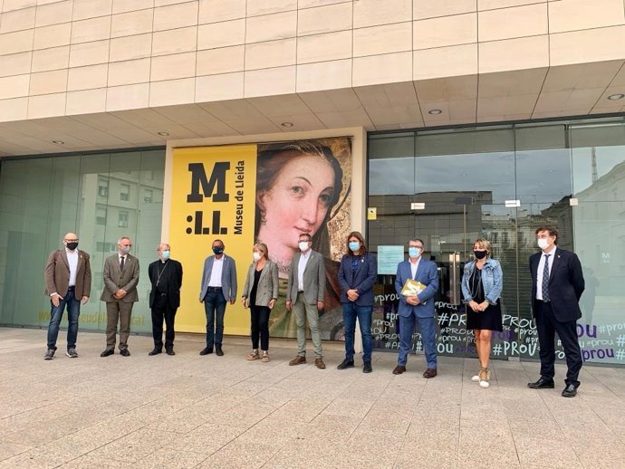 La consellera ngels Ponsa junto Joan Talarn y otros miembros del Consorcio del Museu de Lleida, el 21 de septiembre.
