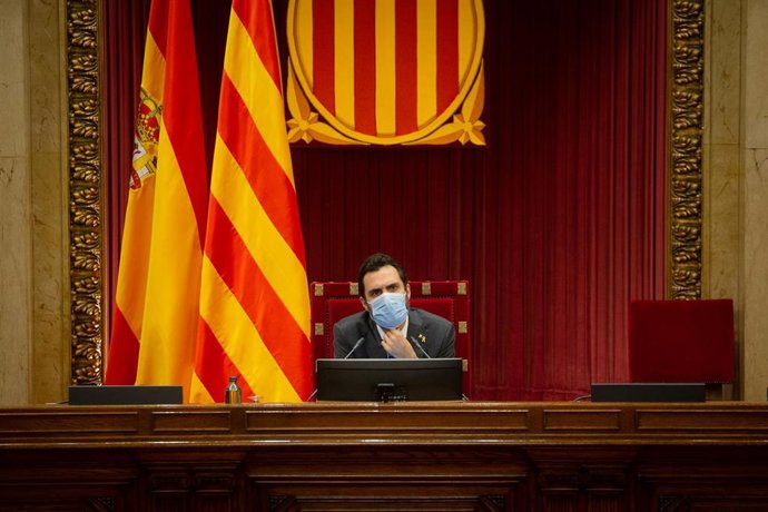 El president del Parlament, Roger Torrent, durante una sesión plenaria en el Parlament, en Barcelona, Catalunya (España), a 22 de octubre de 2020.  En el pleno se realizan interpelaciones y mociones al Govern sobre, entre otras cuestiones, gente mayor, 