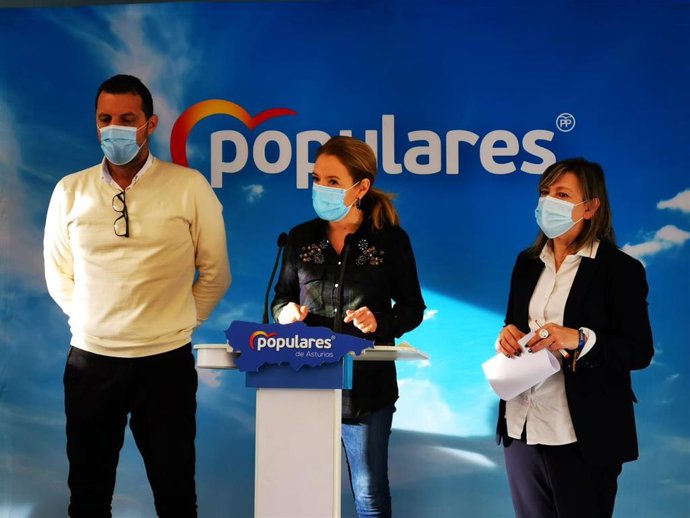 Rueda de prensa de la presidenta del PP, Teresa Mallada, y los portavoces municipales de Avilés, Esther Llamazares y de Castrillón, Eloy Alonso.