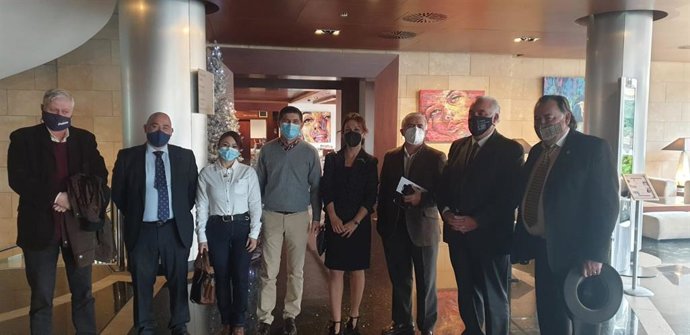 Foto de familia en la presentación del partido en el Hotel Nelva