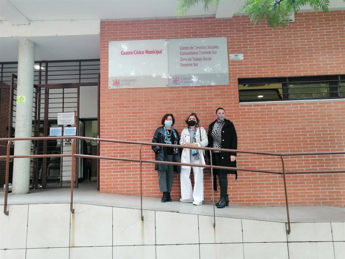 La delegada de Salud y Familias, María Jesús Botella, en el centro cívico de Poniente Sur.