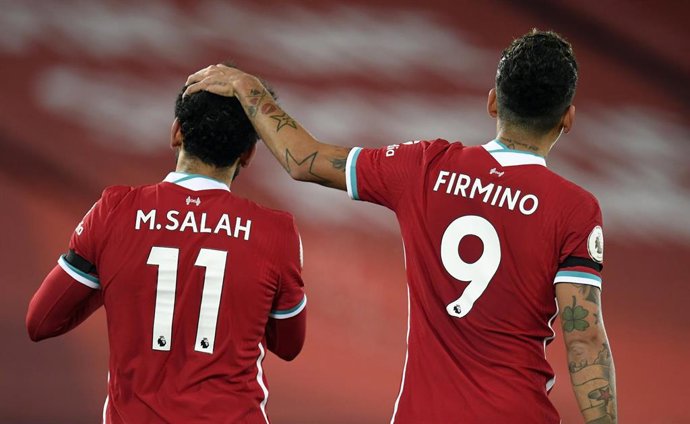 Los jugadores del Liverpool Mohamed Salah y Roberto Firmino