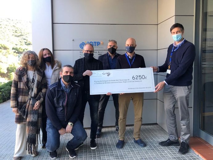 Entrega del cheque de 6.250 euros para la investigación del Covid-19 al Institut de Recerca Germans Trias i Pujol