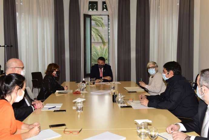 El conseller Miquel Smper, la directora de Protección Civil Isabel Ferrer, el mayor Josep Lluís Trapero, el asesor Abel Pié, la secretaria general Elisabeth Abad, el director de Administración de la seguridad Jordi Jardí y la subdirectora Begoña Curto.