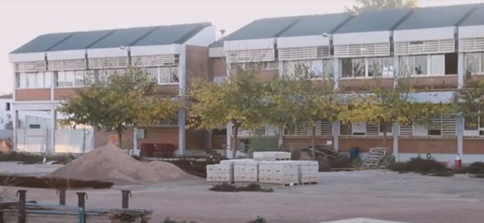 La Asociación de Madres y Padres de Alumnos del colegio de educación infantil y primaria (CEIP) Cervantes de Alboraya (Valencia) denuncian que "más de 300 alumnos conviven con los escombros " por la paralización de las obras.