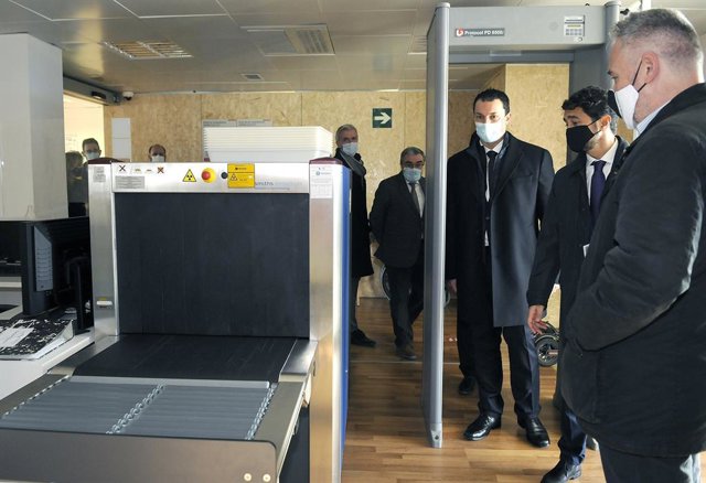 El ministre andorrà, Jordi Gallardo, i el conseller català, Damià Calvet, acompanyats d'altres autoritats, visiten les instal·lacions de l'Aeroport d'Andorra-La Seu.