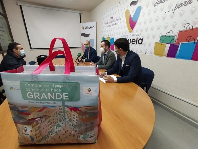El delegado de Transformación Económica, Ángel Herrador (en el centro a la dcha.), junto con el presidente del CCA Viñuela, Manuel Calvo, y el vicepresidente, Manuel Rubio