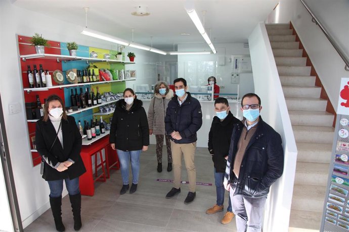 Responsables munciipales de Alcalá la Real en la Oficina de Información Turística de la Fortaleza de la Mota