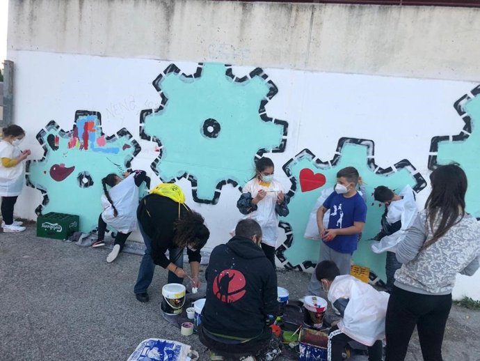 MÁS DE 50 MENORES DE LA COMA REALIZAN UN GRAFITTI URBANO EN UN PROYECTO PIONERO DE MEJORA DE LA CONVIVENCIA