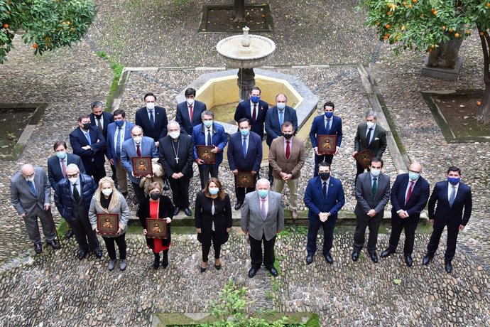 Foto de familia de las autoridades y los premiados.