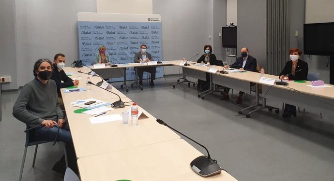 La consellera de Salud, Alba Vergés, el director del Servicio Catalán de la Salud, Adri Comella, y la gerente de la Región Metropolitana Norte, Anna Aran, junto con los Alcaldes de los municipios a los que dará cobertura el nuevo centro.