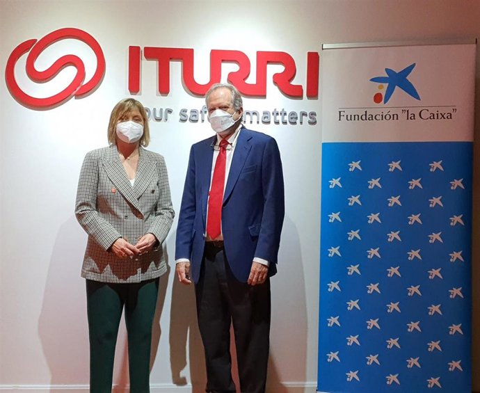 La directora territorial de CaixaBank en Andalucía Occidental y Extremadura, María Jesús Catalá, y el director general del Grupo Iturri, Juan Francisco Iturri.