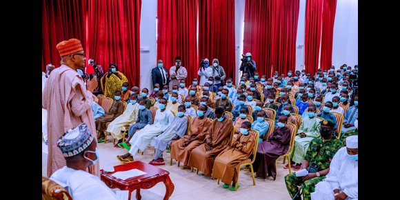 1. Los más de 300 niños liberados regresan a Katsina una semana después de ser secuestrados por Boko Haram en Nigeria