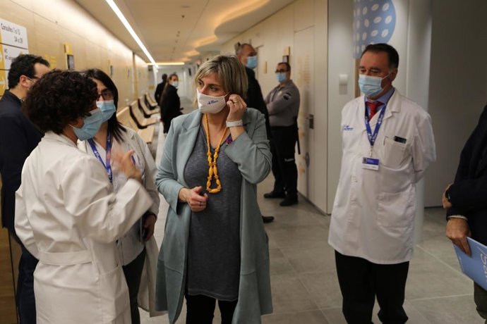 La consellera de Salud, Alba Vergés, durante su visita al Hospital Vall d'Hebron