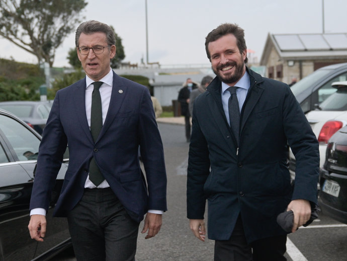El presidente del Partido Popular, Pablo Casado (i) y el presidente de la Xunta de Galicia, Alberto Núñez Feijóo, durante un paseo por el Monte de San Pedro, en A Coruña, Galicia (España), a 18 de diciembre de 2020. 