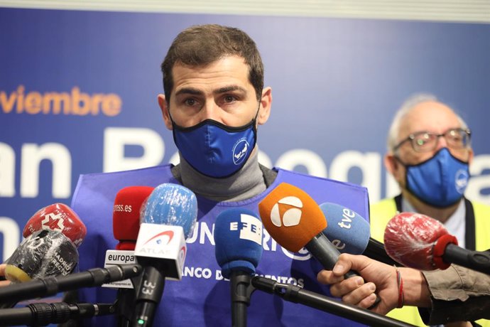 El futbolista Iker Casillas, colaborador habitual del Banco de Alimentos, se dirige a los medios durante la inauguraicón de la VIII edición de la Gran Recogida de Alimentos, en Pozuelo de Alarcón, Madrid (España), a 16 de noviembre de 2020. Este año,  d