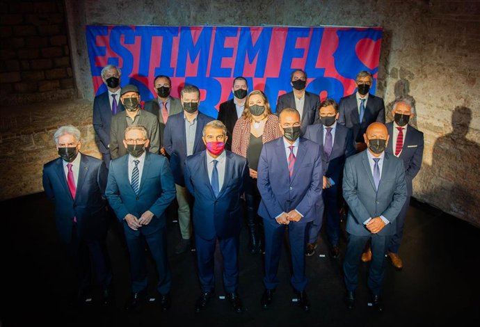 El precandidato a la presidencia del FC Barcelona Joan Laporta junto al equipo que le acompaña en 'Estimem el Bara' y que sería su Junta Directiva si gana las elecciones