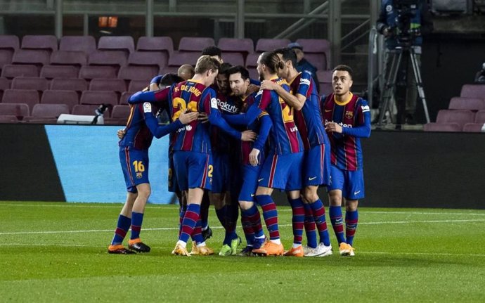 Celebración de los jugadores del FC Barcelona durante la victoria en el Camp Nou contra la Real Sociedad (2-1)