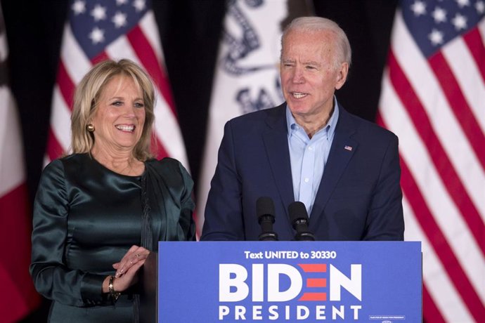 El presidente electo de Estados Unidos, Joe Biden, y su esposa, Jill, durante un acto de campaña en Des Moines (Iowa). 