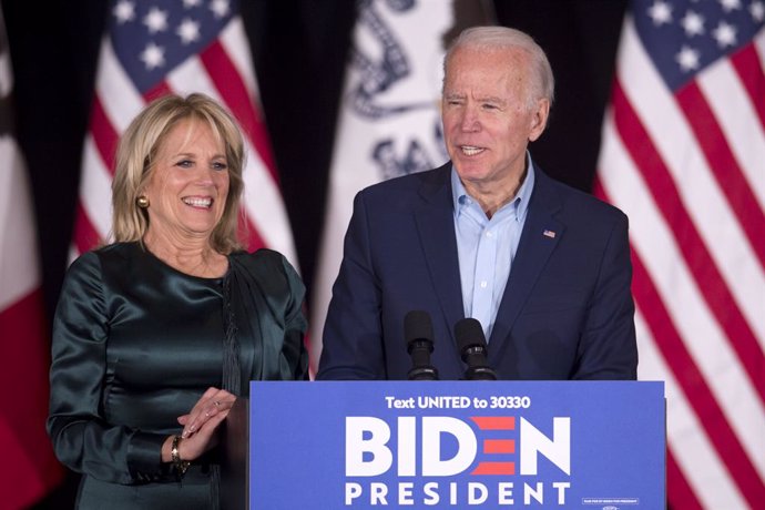 03 February 2020, US, Des Moines: Democratic presidential candidate and former USvice president Joe Biden (R) speaks next to his wife Jill Biden during a campaign event at Drake University. Photo: Brian Cahn/ZUMA Wire/dpa