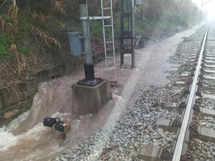 Les pluges en el Valls provoquen el tall de les línies R4, R7 i R12 de Rodalies per danys en les infraestructures de Renfe