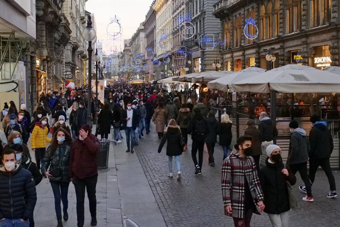 Personas paseando por el centro de Milán
