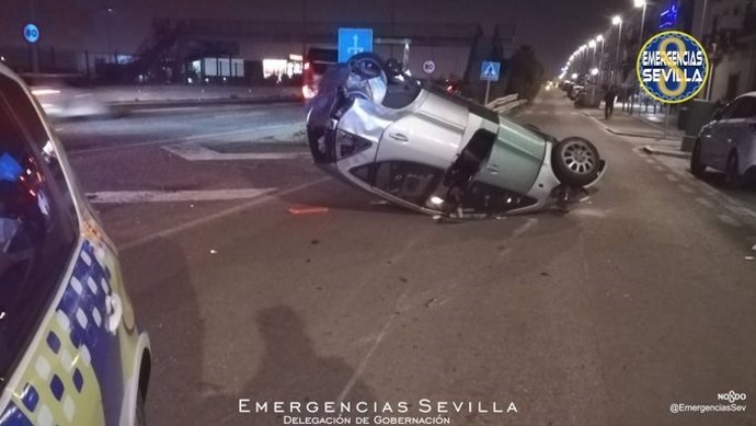 Vehículo volcado tras ser embestido
