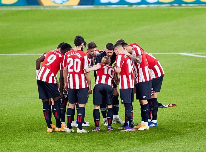 Los jugadores del Athletic Club se reúnen en corrillo antes del comienzo del partido